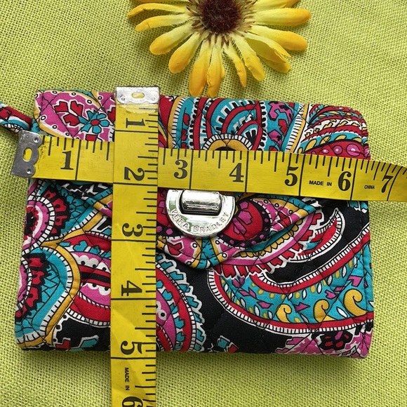 🌺 VERA BRADLEY; Beautiful Unique Floral Design Wristlet w/Zippered Pouch NICE!! - Picture 4 of 14